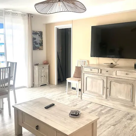 Apartment Beautiful Located 800 M From The