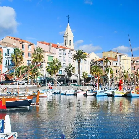 Apartment Beautiful Located 800 M From The